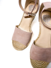 Load image into Gallery viewer, Vince Camuto Sandals (8.5)
